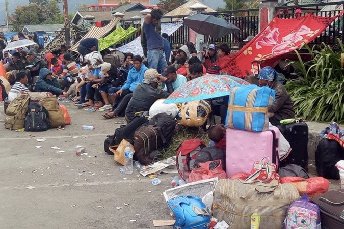 Warga memadati Bandara Wamena, Jayawijaya, Papua, Jumat (27/9/2019).