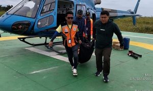 Aparat evakuasi jenazah dua pendaki yang meninggal di Puncak Cartenz