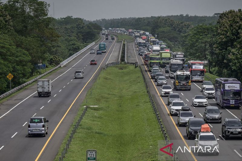 Arus lalu lintas di Tol Cipali semakin padat pada H-4 Lebaran