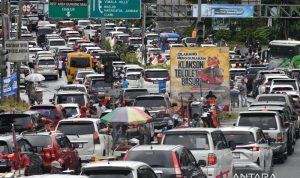 Kepadatan di jalur wisata Puncak Bogor