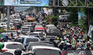 Jalur Puncak macet dengan antrean kendaraan capai 12 kilometer
