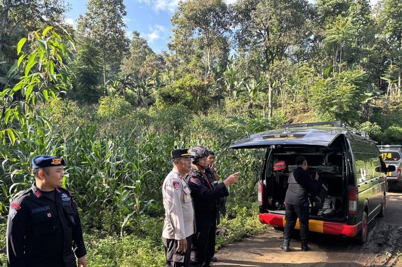 Tim Brimob Polda Jabar musnahkan mortir yang ditemukan warga di Garut