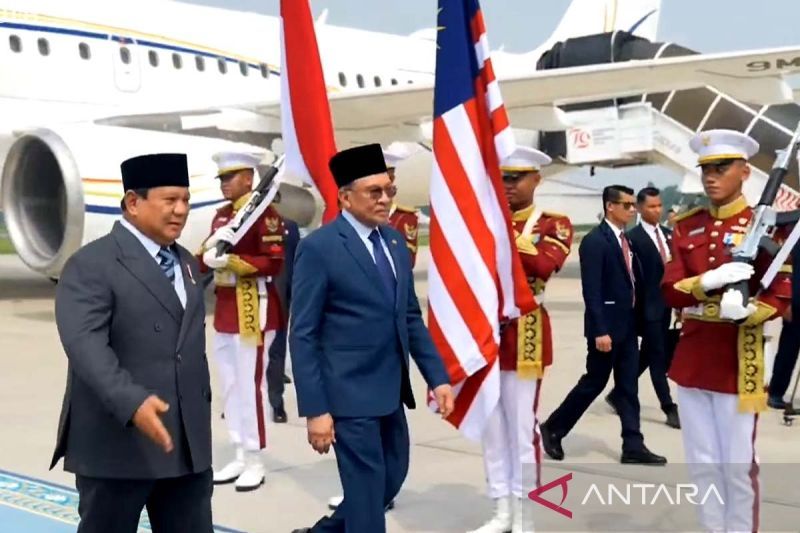 Prabowo sambut langsung kedatangan PM Anwar dan semobil bersama