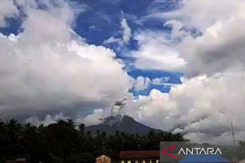 Gunung Ibu semburkan abu vulkanik setinggi 700 meter
