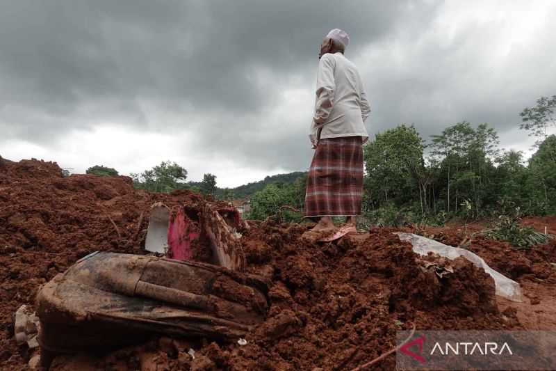 Tiga orang meninggal dan 20 lainnya masih dalam pencarian akibat longsor di Majenang