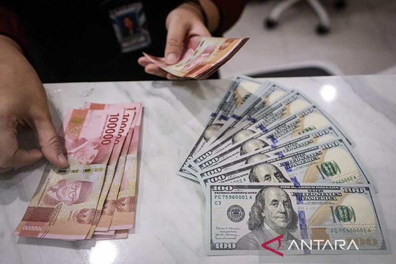 Rupiah menguat seiring investor "wait and see" rilis data inflasi AS