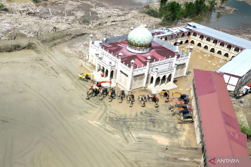 Ponpes Darul Mukhlisin di Aceh Tamiang telah bersih dari tumpukan kayu