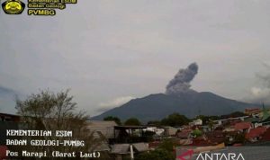 Gunung Marapi semburkan abu vulkanik setinggi 1.500 meter