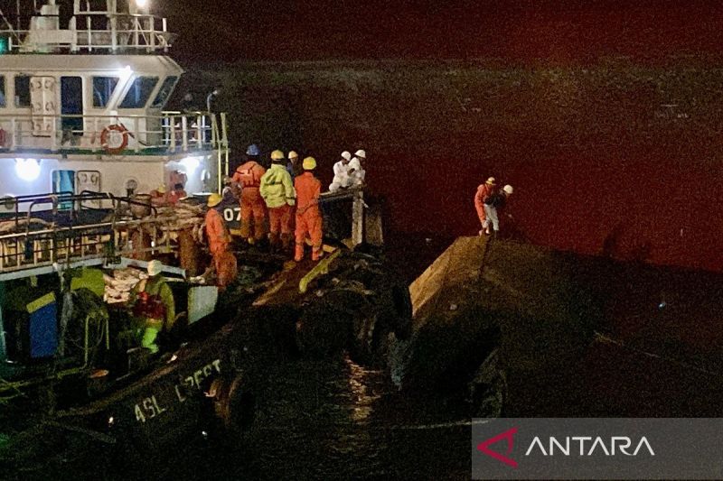 Tugboat terbalik di PT ASL Batam, tim SAR gabungan cari ABK hilang