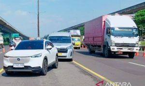 Petugas terapkan "contraflow" di Tol Japek di libur Jumat Agung