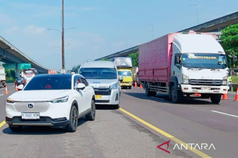 Petugas terapkan "contraflow" di Tol Japek di libur Jumat Agung