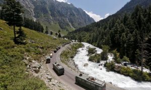 Bus padat penumpang terjun ke lereng di Kashmir India, 21 tewas