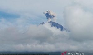 Gunung Semeru erupsi tiga kali pada Minggu pagi