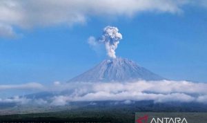 Gunung Semeru erupsi tiga kali dengan letusan hingga 1 kilometer