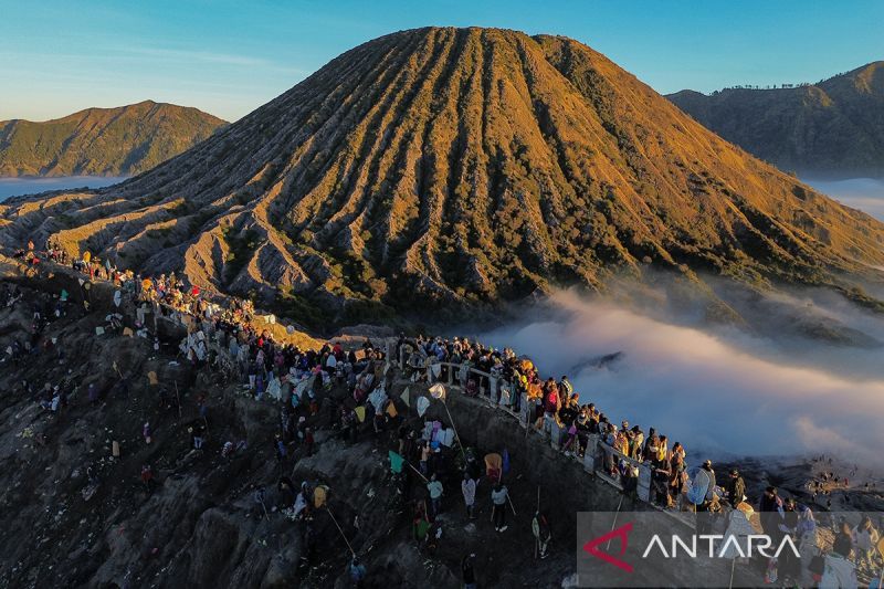 Warga Suku Tengger persembahkan sesaji hasil bumi ke kawah Bromo saat Yadnya Kasada