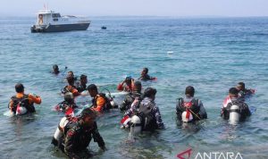 TNI AL kibarkan bendera Merah Putih di perairan Teluk Palu