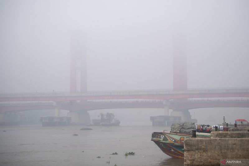 Kota Palembang tertutup kabut asap akibat kebakaran hutan dan lahan