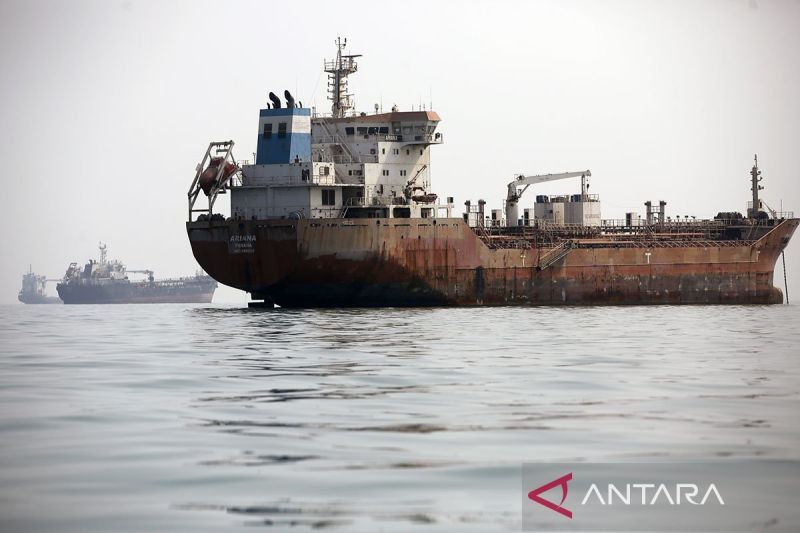IRGC sebut sebuah kapal tanker terkena ranjau di Selat Hormuz