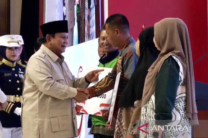Prabowo serahkan Rp53,15 triliun kredit produktif untuk 2 juta lebih debitur